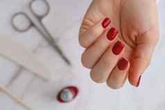 时尚的红色的女指甲现代美丽的修指甲秋天冬天指甲设计概念美治疗过来这里指甲皮肤护理