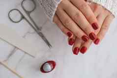 时尚的红色的女指甲现代美丽的修指甲秋天冬天指甲设计概念美治疗过来这里指甲皮肤护理
