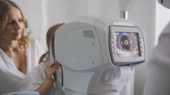 妈妈。女儿眼科医生的房间验光师诊所检查孩子的视力