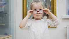 女孩时尚医疗眼镜镜子购物眼科学诊所