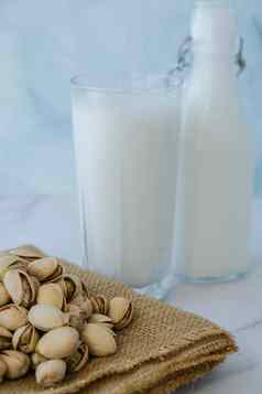 阿月浑子乳糖免费的牛奶饮食营养替代食物素食主义玻璃健康的阿月浑子牛奶站混凝土背景饮食牛奶素食者食物谷蛋白免费的