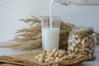蔬菜牛奶倒玻璃阿月浑子乳糖免费的牛奶饮食营养替代食物素食主义饮食牛奶素食者食物谷蛋白免费的