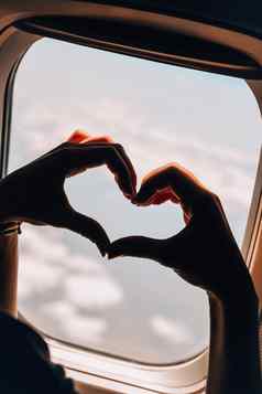 女手心形状视图窗口飞机飞机飞机旅行空气假期爱旅行概念飞机窗口视图云令人惊异的金毛茸茸的云移动温柔的