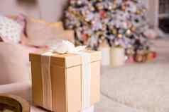 礼物礼物盒子圣诞节树米色盒子丝带弓一年装饰房子室内冬天假期概念装饰圣诞节树灯堆礼物盒子