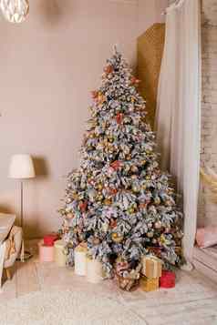 圣诞节树礼物假期装饰优雅的圣诞节树白色粉红色的玩具奢侈品公寓伟大的漂亮的装饰树粉红色的装饰物丝带雪花