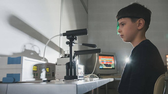 眼科学诊所孩子检查眼睛愿景高技术设备
