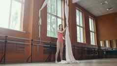 肖像年轻的体操运动员女孩芭蕾舞房间