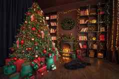 时尚的室内房间美丽的圣诞节冷杉树装饰壁炉
