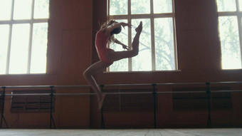 芭蕾舞女演员执行杂技技巧工作室