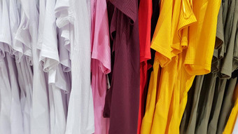 颜色彩虹各种休闲衬衫t恤衣架商店布棉花明亮的颜色特写镜头纺织背景