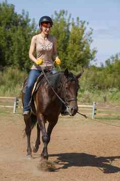 马背上的骑教训年轻的女人骑马垂直