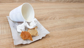 剩下的食物纸板空脏纸咖啡杯木表格快食物咖啡馆