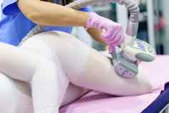 女人特殊的白色西装反脂肪团按摩水疗中心装置