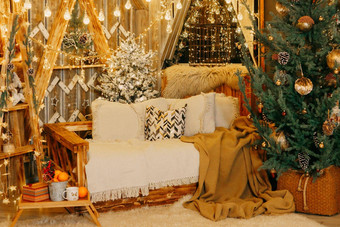 首页圣诞节室内圣诞节树很多发光的花环光灯泡准备圣诞节聚会，派对首页