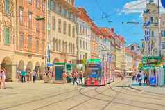 格拉茨6月奥地利视图城市中心格拉茨现代有轨电车有轨电车行有轨电车站美丽的建筑传统的建筑风格