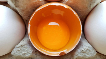 鸡蛋一半破碎的鸡蛋特写镜头纸托盘存储