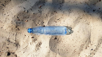瓶塑料生态塑料污染海洋污染塑料沙子垃圾海滩概念人工污染海报世界促销活动周清洁世界清洁地球碎片