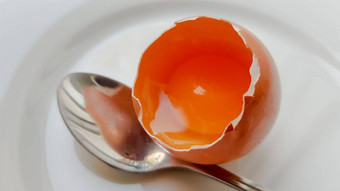 破碎的鸡蛋白色板勺子特写镜头背景破碎的鸡蛋