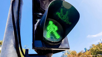 交通光绿色光安全运动行人交通光绿色男人。