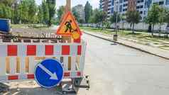 乌克兰基辅10月修复工作道路街道建设网站城市街道路障保护栅栏道路施工绕道迹象