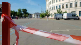 红色的白色交叉磁带金属波兰信号红色的白色磁带挂金属栅栏危险警告丝带金属红色的帖子被禁止的磁带包含不安全的区域