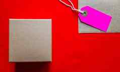 纸板盒子标签棕色（的）包装盒子空白标签复制空间红色的背景