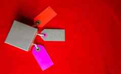 纸板盒子标签棕色（的）包装盒子空白标签复制空间红色的背景