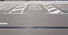 国际障碍象征停车很多购物中心空间国额外的白色对角条纹