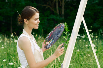 快乐的女人油漆图片调色板自然景观