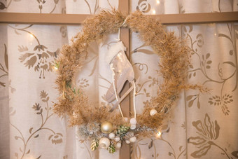绿色圣诞节花环装饰黄金白色球灯松果古董趴一样木背景乡村风格有创意的手工制作的花环冬天假期