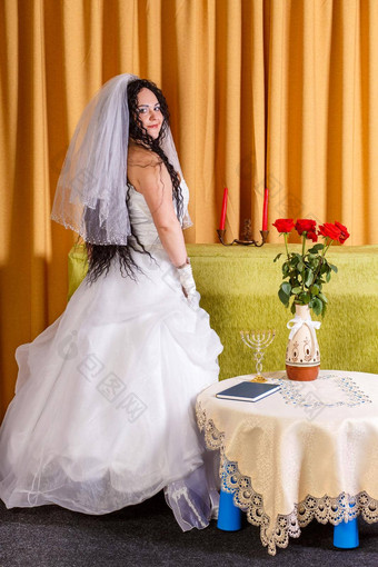 犹太人新娘白色婚礼衣服面纱站大厅表格花挥挥手婚礼彩棚仪式