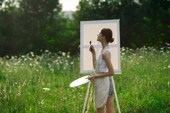 女人艺术家自然画艺术有创意的野餐