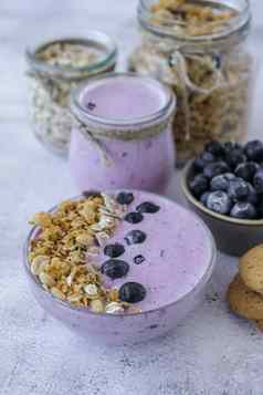 健康的蓝莓奶昔碗蓝莓传讲种子格兰诺拉麦片健康的素食主义者素食者早餐营养节食