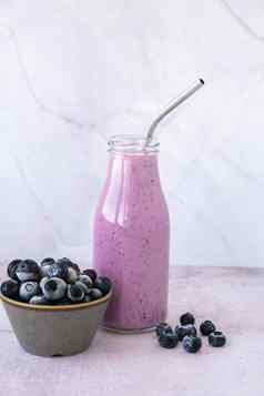 蓝莓奶昔超过蓝莓玻璃早餐蛋白质奶昔喝使蓉生蓝莓香蕉牛奶酸奶小屋奶酪