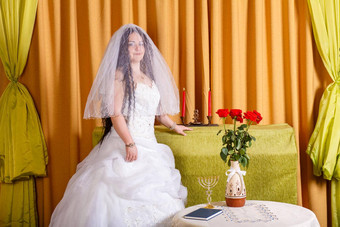 快乐犹太人新娘毛茸茸的白色衣服脸覆盖面纱站房间表格棒棒糖仪式