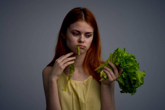 女人生菜叶健康的食物饮食生活方式