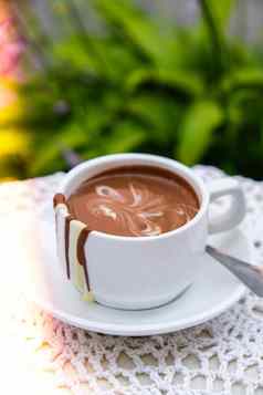 热巧克力杯表格咖啡馆在户外夏天咖啡时间早餐餐厅巧克力热泡牛奶可可