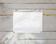 白色纸标志铆钉古董背景灰色的木背景木变形墙重白色空白纸板标志基斯太阳特写镜头