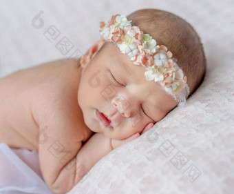 有趣的睡觉新生儿女孩手头