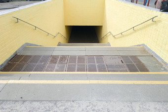 空黄色的地下行人穿越隧道日光结束步骤前行人穿越长混凝土隧道灯笼城市地下