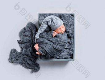 新生儿覆盖黑暗毯子赢富数据