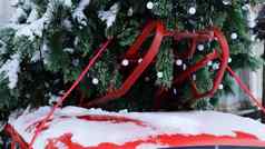 红色的小复古的车圣诞节树冷杉系屋顶新鲜的减少自然云杉圣诞节假期装饰家庭庆祝活动象征