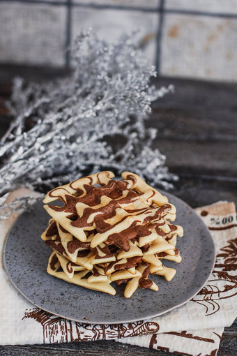 传统的比利时华夫饼可可木背景自制的健康的早餐