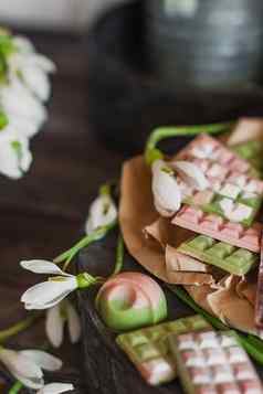分类奢侈品彩色的糖果独家手工制作的巧克力糖果春天女士一天情人节一天概念粉红色的绿色黑暗巧克力花