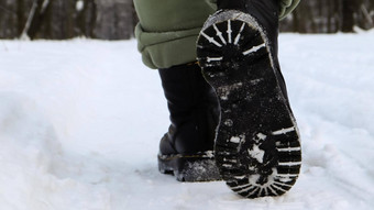 女腿黑色的靴子冬天走雪活跃的女人走相机冬天森林焦点腿美丽的白色冬天天气新鲜的降雪