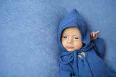 婴儿蓝色的连身裤罩头