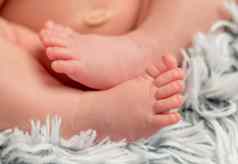 温柔的新生儿婴儿脚小脚趾宏