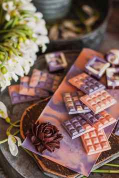 分类奢侈品彩色的糖果独家手工制作的巧克力糖果春天女士一天情人节一天概念粉红色的紫罗兰色的黑暗巧克力花