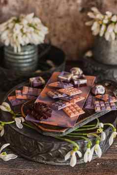 分类奢侈品彩色的糖果独家手工制作的巧克力糖果春天女士一天情人节一天概念粉红色的紫罗兰色的黑暗巧克力花