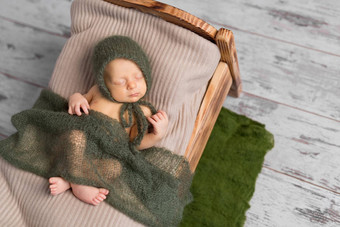可爱的新生儿婴儿床上覆盖毯子